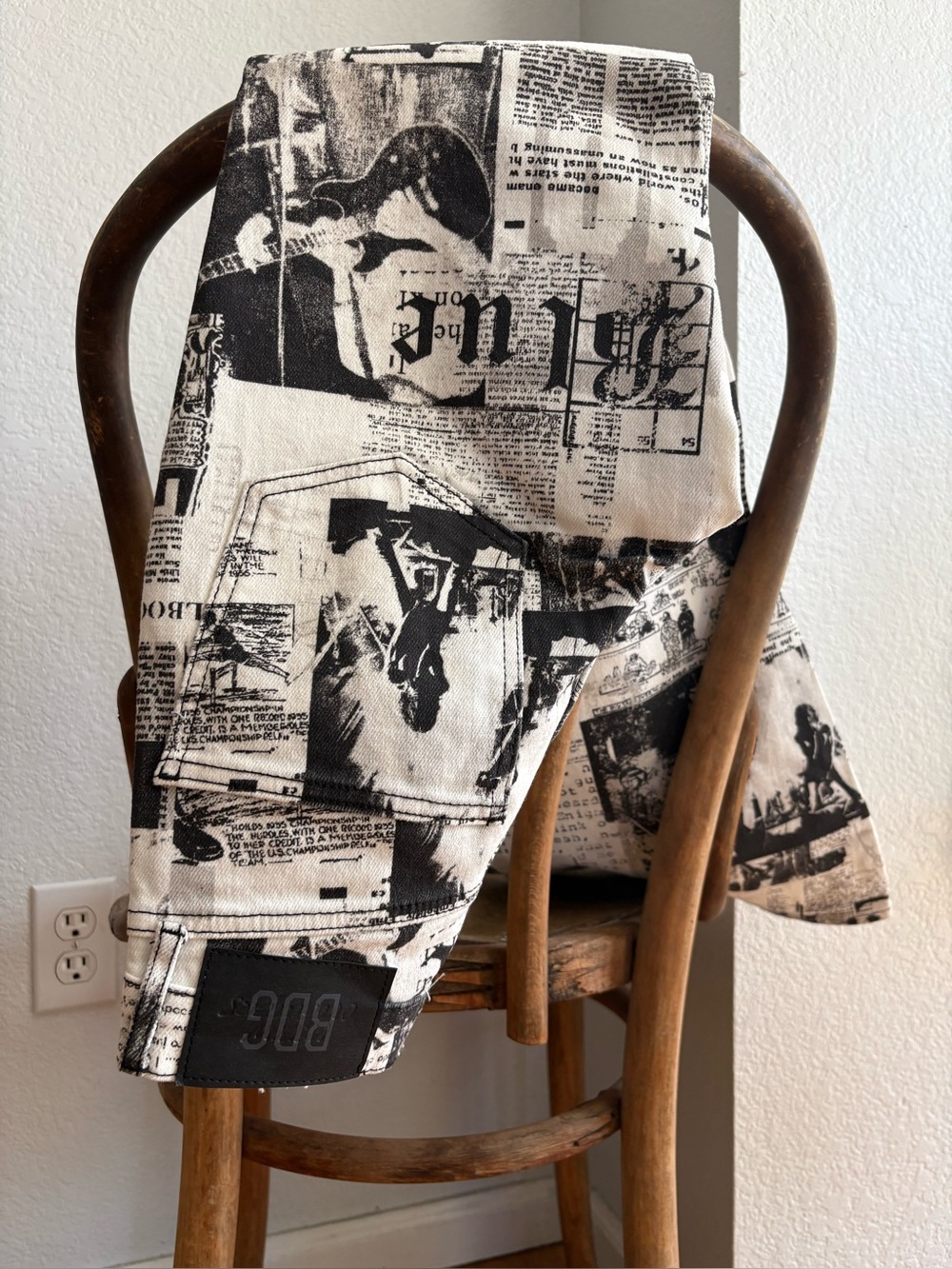 NWOT Urban Outfitters Newspaper Print Bengaline Low-Rise Flare, SZ 26